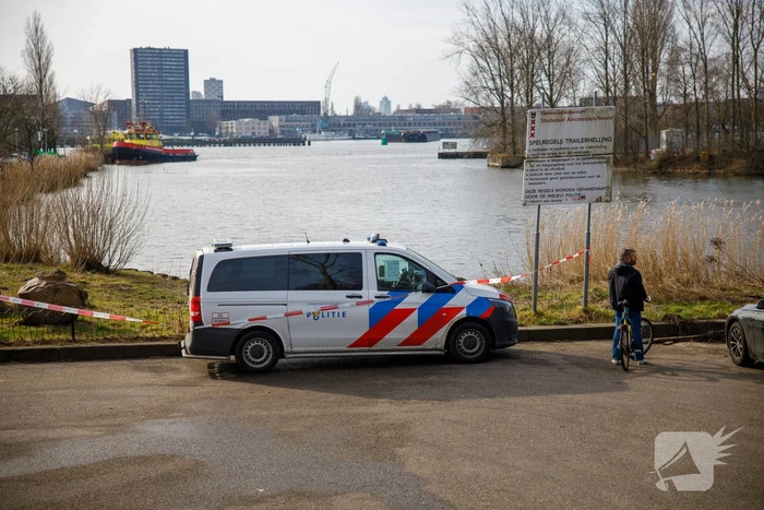 Auto met drie kinderen te water, moeder vermist