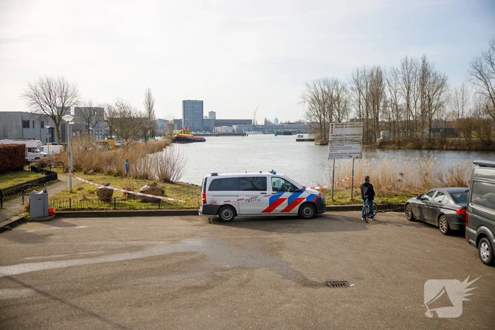 Auto met drie kinderen te water, moeder vermist