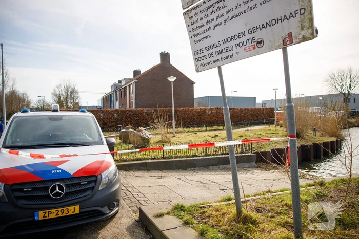 Auto met drie kinderen te water, moeder vermist