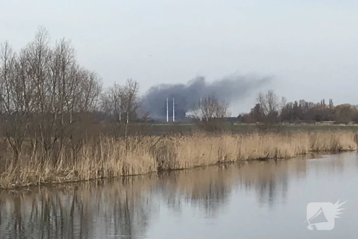 Enorme rookwolken bij grote brand