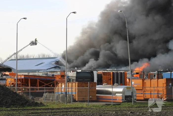 Enorme rookwolken bij grote brand