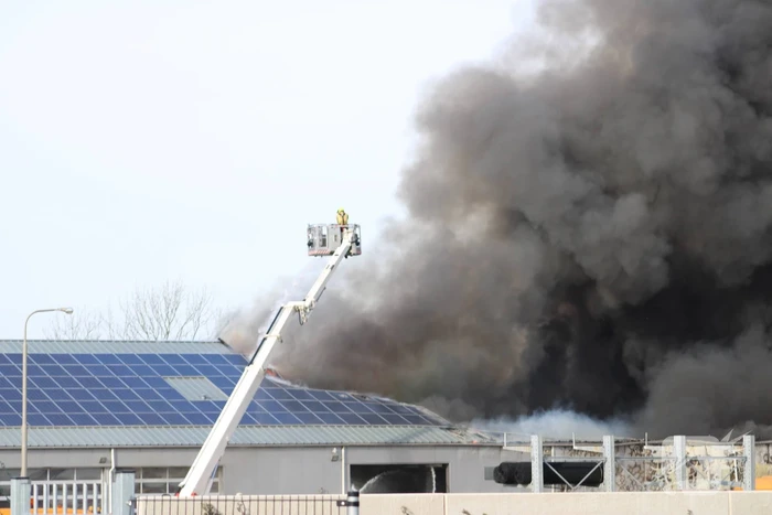 Enorme rookwolken bij grote brand