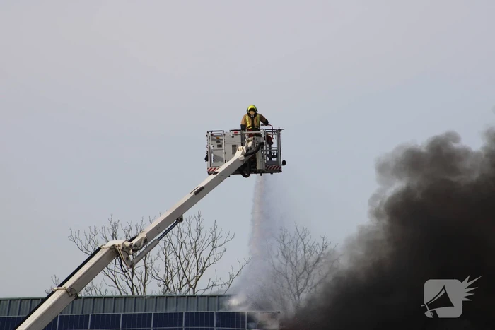 Enorme rookwolken bij grote brand