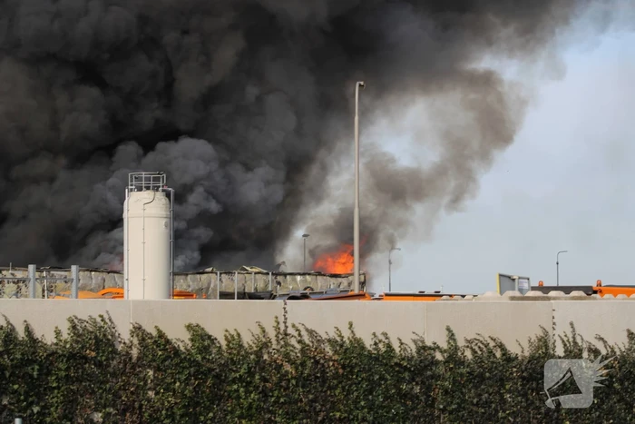 Enorme rookwolken bij grote brand