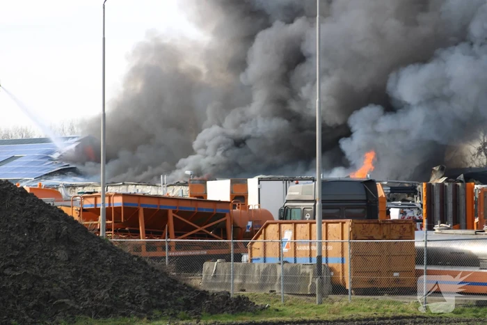 Enorme rookwolken bij grote brand