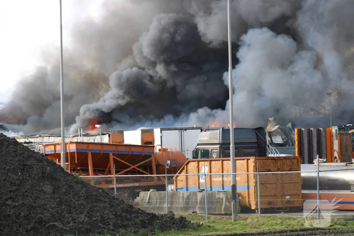 Enorme rookwolken bij grote brand