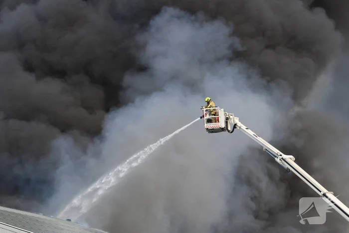 Enorme rookwolken bij grote brand