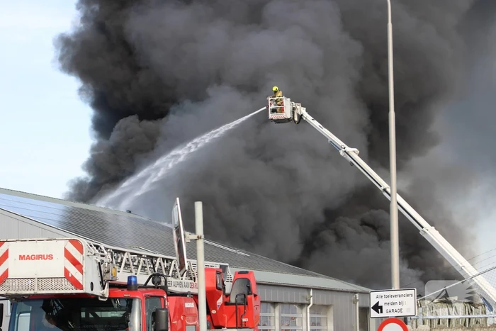 Enorme rookwolken bij grote brand