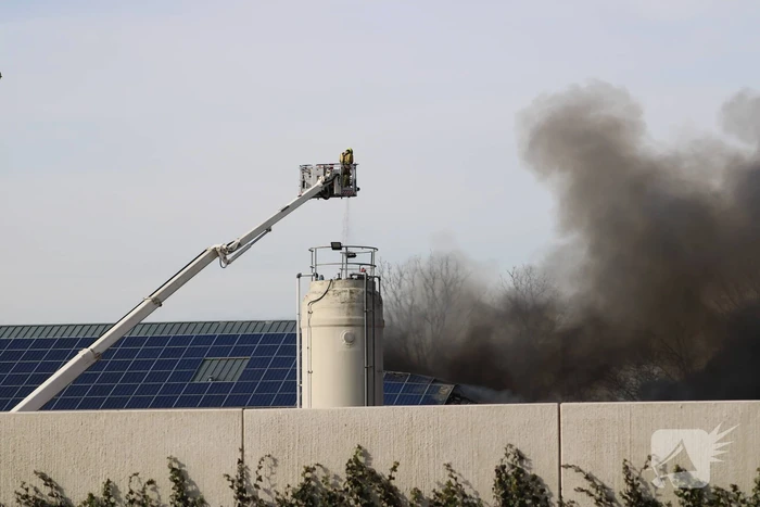 Enorme rookwolken bij grote brand