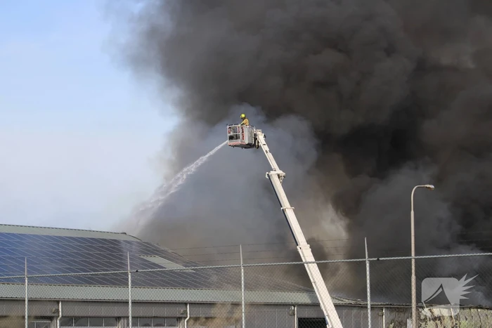 Enorme rookwolken bij grote brand