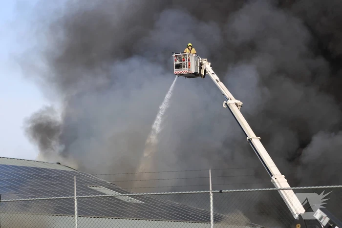 Enorme rookwolken bij grote brand
