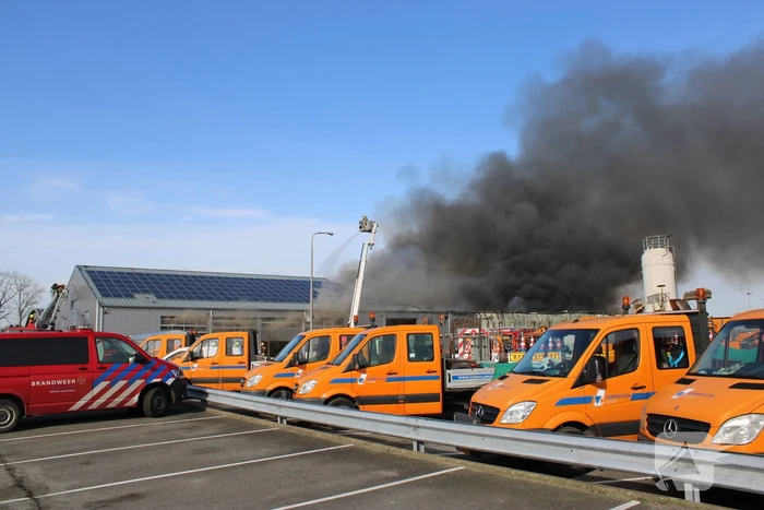 Enorme rookwolken bij grote brand