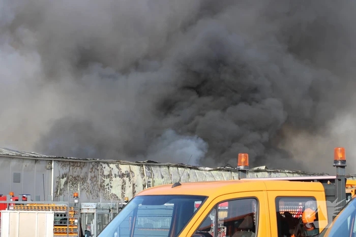 Enorme rookwolken bij grote brand