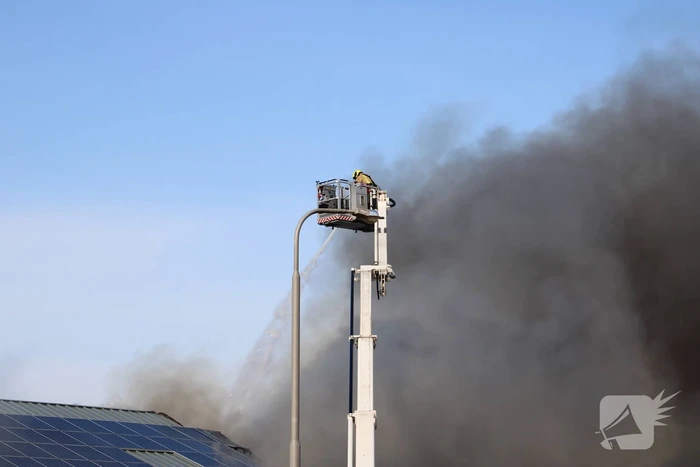 Enorme rookwolken bij grote brand