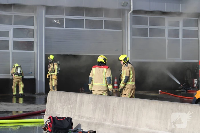Enorme rookwolken bij grote brand