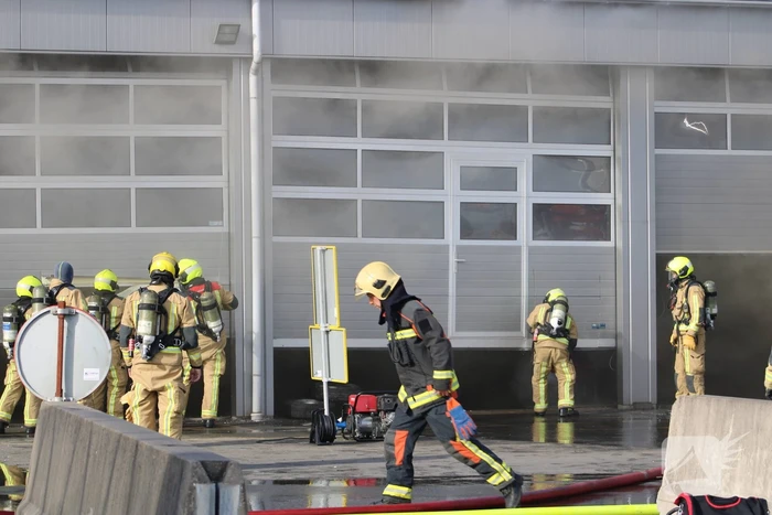 Enorme rookwolken bij grote brand