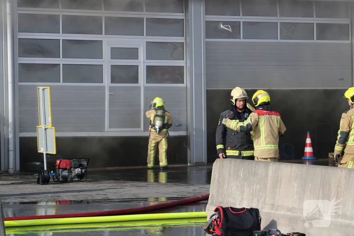 Enorme rookwolken bij grote brand