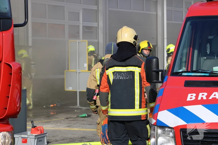 Enorme rookwolken bij grote brand