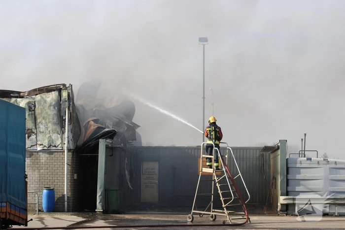 Enorme rookwolken bij grote brand