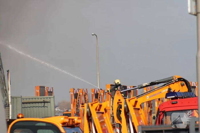 Enorme rookwolken bij grote brand