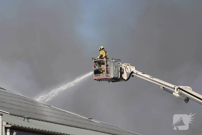 Enorme rookwolken bij grote brand
