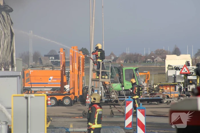 Enorme rookwolken bij grote brand