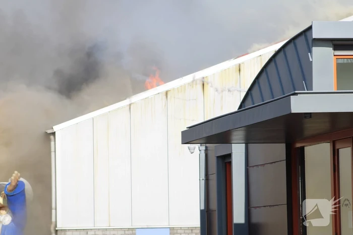 Enorme rookwolken bij grote brand