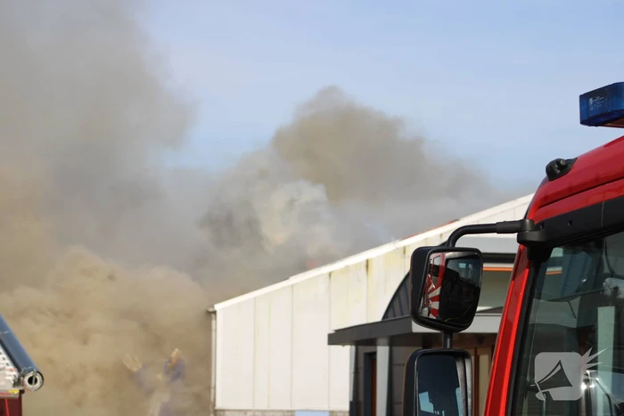 Enorme rookwolken bij grote brand