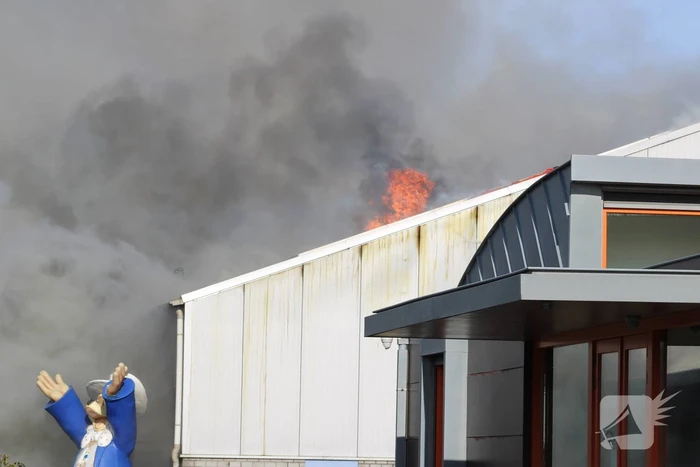Enorme rookwolken bij grote brand