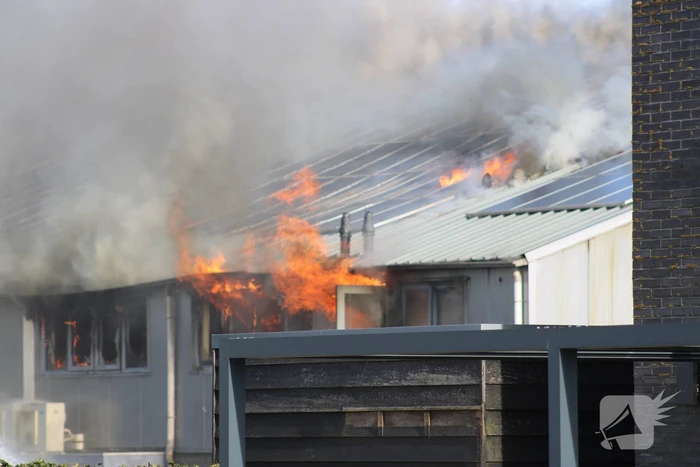 Enorme rookwolken bij grote brand