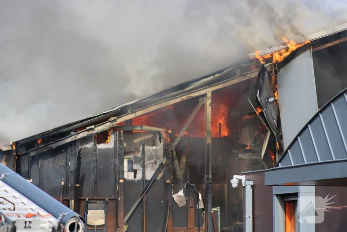 Enorme rookwolken bij grote brand
