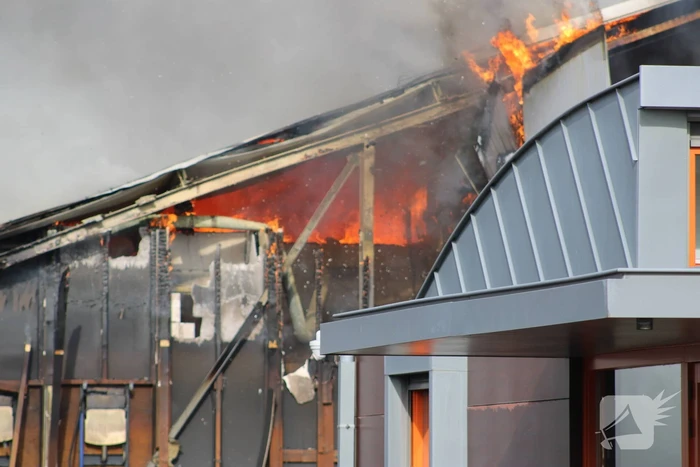 Enorme rookwolken bij grote brand