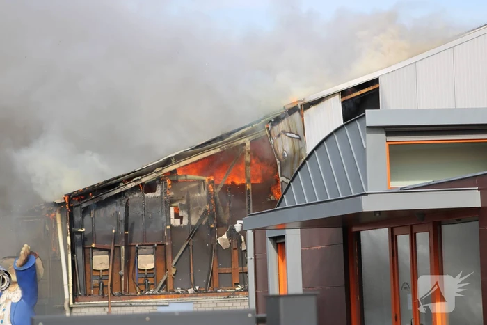 Enorme rookwolken bij grote brand