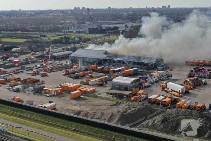 Enorme rookwolken bij grote brand