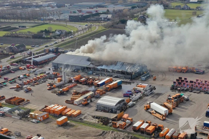 Enorme rookwolken bij grote brand