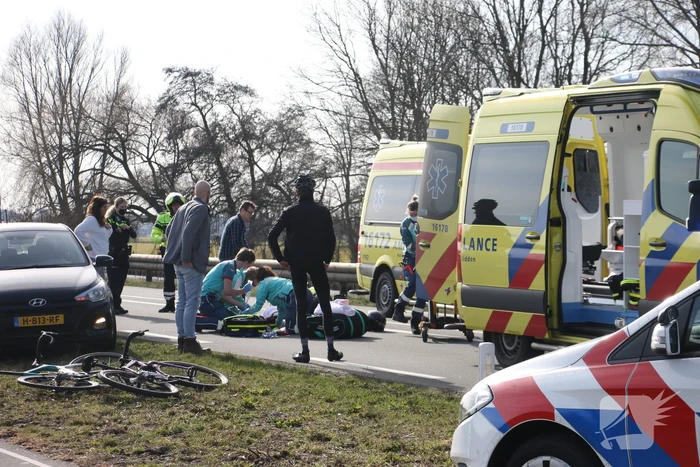 Motorrijder slaat over de kop en raakt zwaargewond