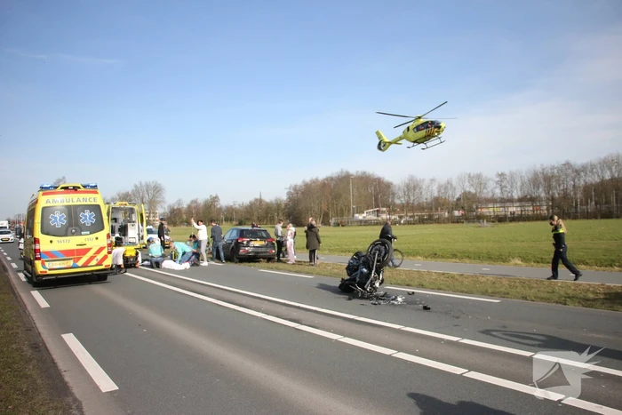 Motorrijder slaat over de kop en raakt zwaargewond