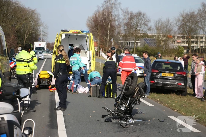 Motorrijder slaat over de kop en raakt zwaargewond