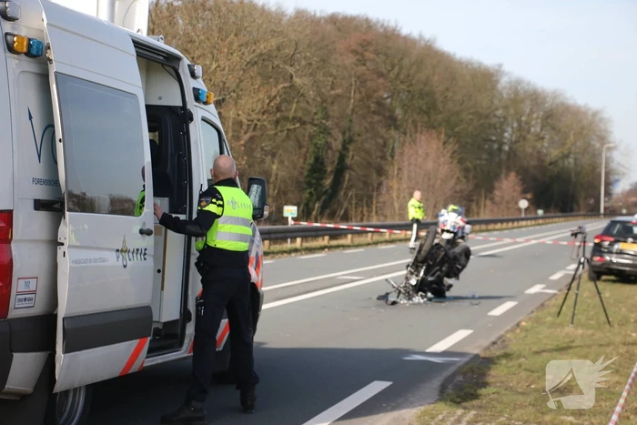 Motorrijder slaat over de kop en raakt zwaargewond