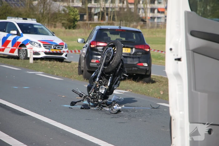 Motorrijder slaat over de kop en raakt zwaargewond