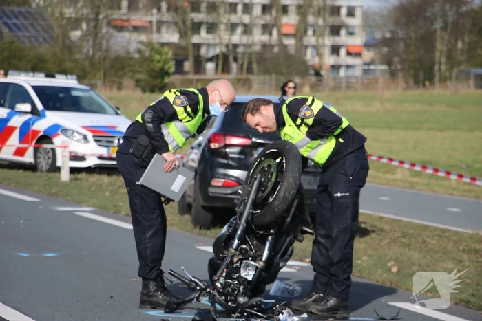 Motorrijder slaat over de kop en raakt zwaargewond