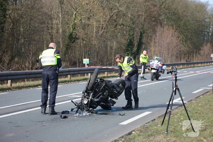 Motorrijder slaat over de kop en raakt zwaargewond