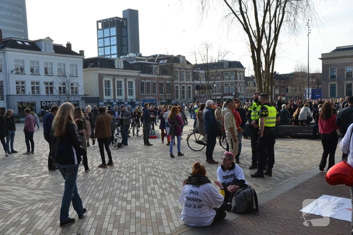 Viruswaanzin en ondernemers demonstreren tegen coronabeleid