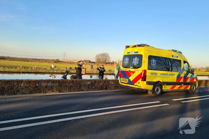 Bezorger met scooter onderuit