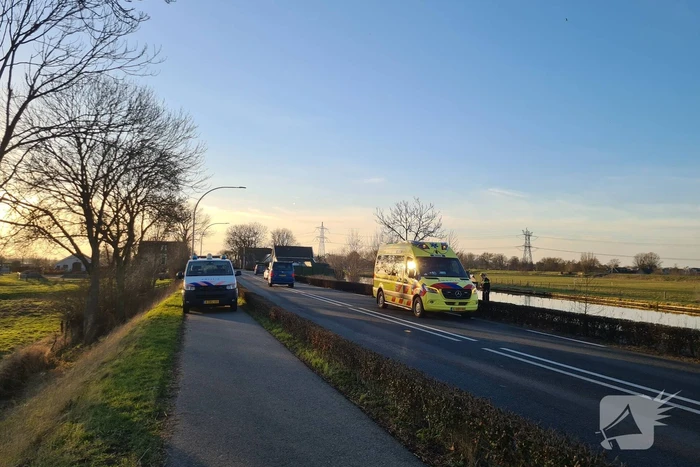 Bezorger met scooter onderuit