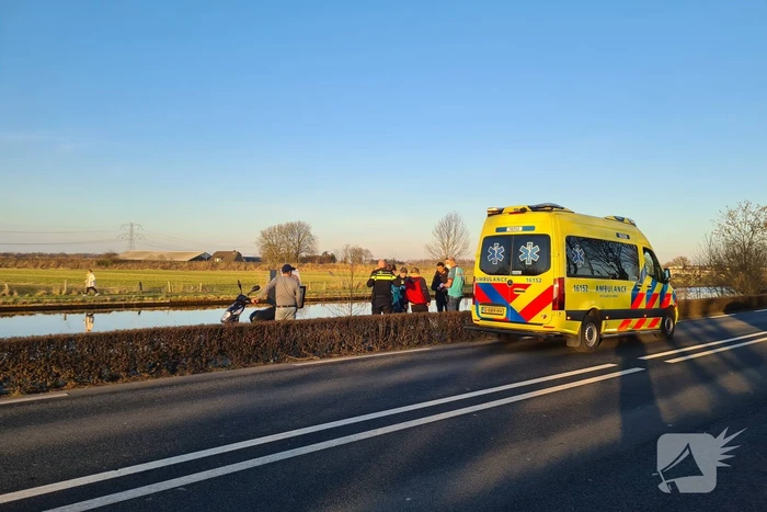 Bezorger met scooter onderuit