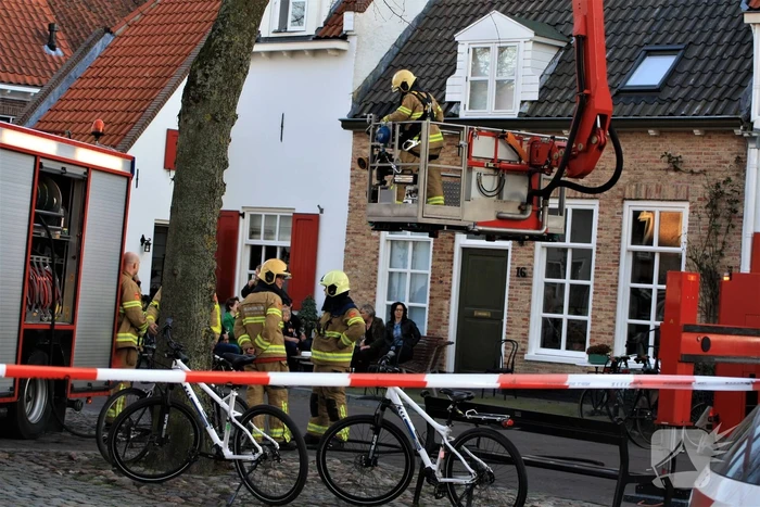 Brandweer veegt schoorsteen na brand
