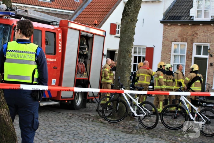 Brandweer veegt schoorsteen na brand