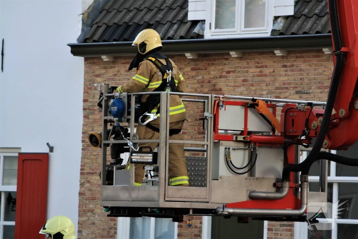 Brandweer veegt schoorsteen na brand