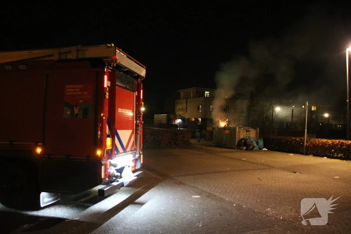 Twee afvalcontainers in brand gestoken
